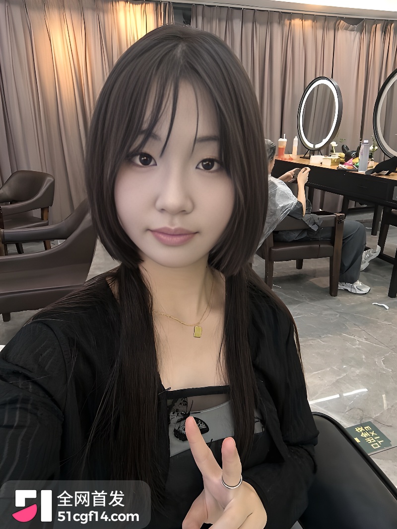 短发学生妹酒店性爱自拍  1